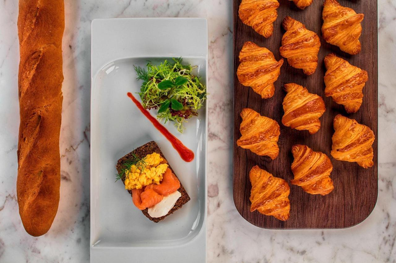 巴林墨丽婷市中心酒店 麦纳麦 外观 照片 Croissants and a baguette