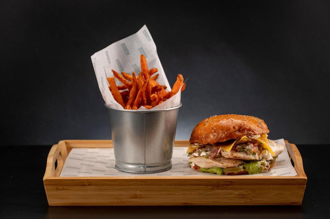 巴林墨丽婷市中心酒店 麦纳麦 外观 照片 A burger and fries